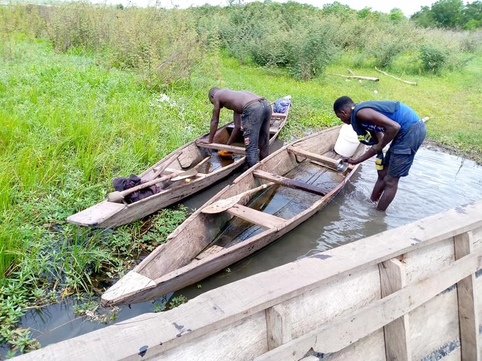  These two were emptying water from their canoes before heading back to the Ogun State side of the dam. 