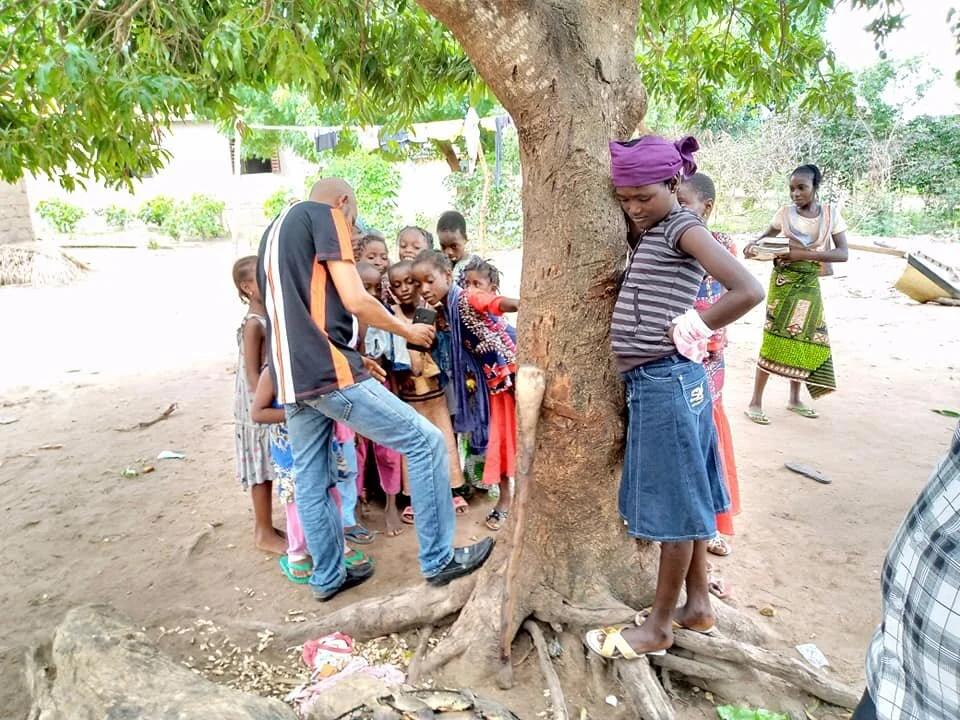  Haruna showing the children how beautiful they are! 